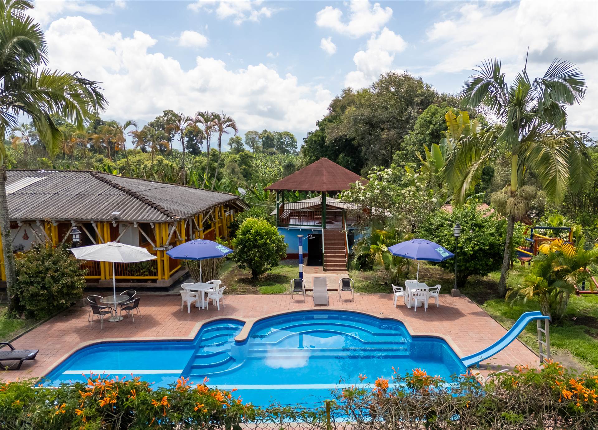 Piscina al aire libre clima cálido Quindío